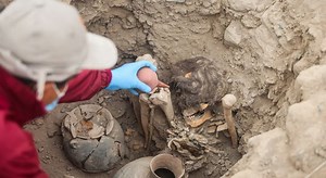 Archaeologists unearth 1,000-year-old mummy in Peru
