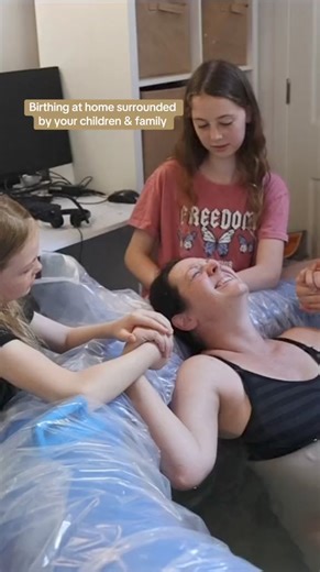 126K views · 1K reactions | Birthing at home surrounded by family 懶 #birthphotography #birth #birthphotographer #labourandbirth #birthvlog #naturalbirth #labouranddelivery #homebirth #waterbirth # | Labor Delivery | Facebook