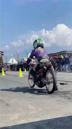 Why does he keep shaking his head?‼️#motorcycle #motorad #usa