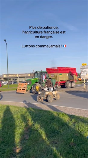 🇫🇷 Farmers block roundabouts in France! #farmersprotest #farmersdemo
