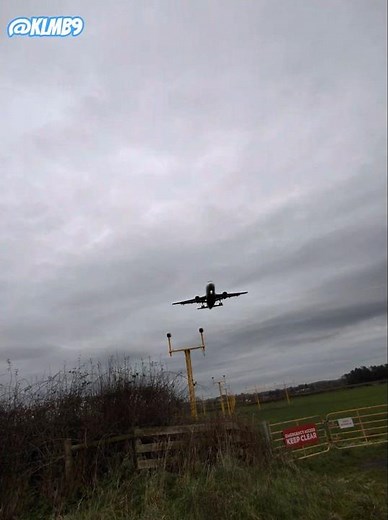 Easyjet A319 makes a perfect landing in Belfast International Airport #aviation #airport #shorts