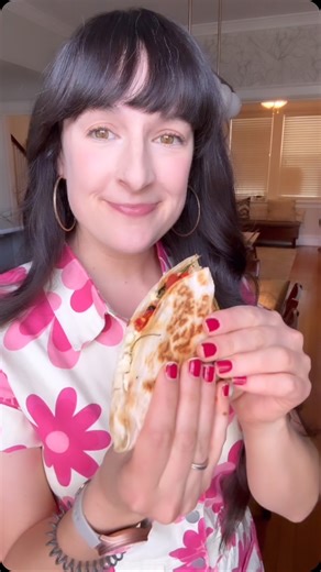 Next up in our 20 minute dinner series, pizza quesadillas! These are loaded with all the classic veggie pizza toppings, stuffed into a tortilla and cooked until crispy! Give this one a try! Comment “recipe” and I’ll send you the recipe! Follow for more 20 minute dinner ideas! #vegetarianrecipes #20minmeals #easyrecipeideas https://iheartvegetables.com/pizza-quesadillas/ | I Heart Vegetables