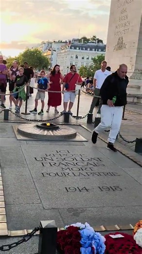 Un homme allume sa cigarette sur la flamme du Soldat inconnu, en plein cœur de Paris, et nul ne le gifle au nom du respect dû aux morts pour la Patrie, pays foutu ! | Gilbert Collard