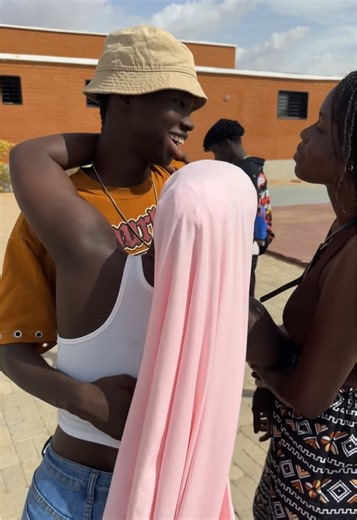 Alalou Colle Seul : Un Moment de Rire et d'Amour