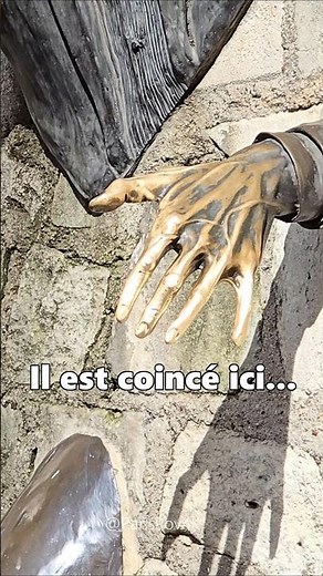 The Secret of the Man Who Could Walk Through Walls (Montmartre - Episode 1) by Marcel Aymé