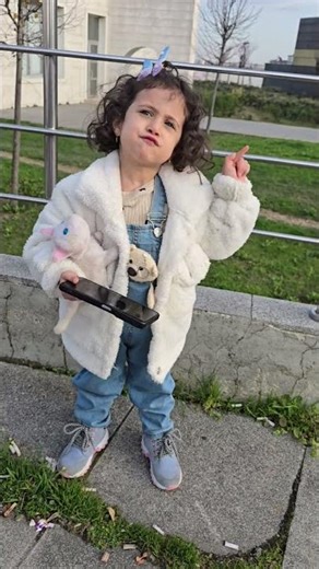 أختي الصغيرة😳وهي تتابع اليوتيوب