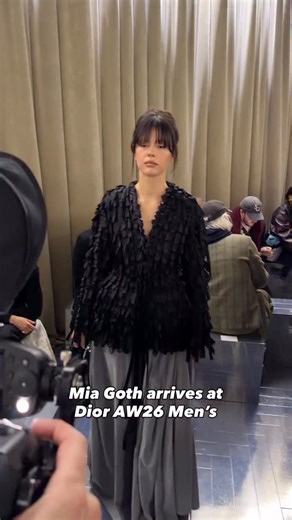 She’s a ⭐️ Mia Goth arrives at the @dior AW26 Men’s show in Paris 💥 #DazedFashionTV #Dior #MiaGoth | Dazed and Confused Magazine