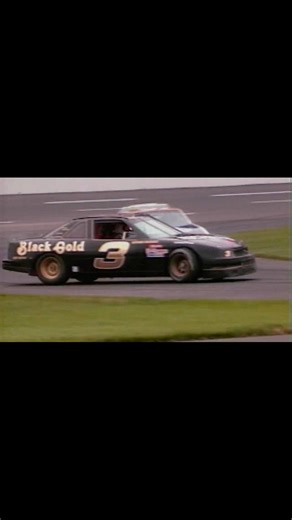 What was supposed to be a lighthearted exhibition turned into pure old-school NASCAR chaos. During the 1991 Winston Legends Race at Charlotte Motor Speedway, former stars like Elmo Langley and Benny Parsons showed that retirement didn’t erase their competitive edge. The short sprint quickly escalated into bumping, spinning, and full-contact racing, with the field turning the track into a demolition derby. When the smoke cleared, Elmo Langley took the win, laughing afterward that racers never for