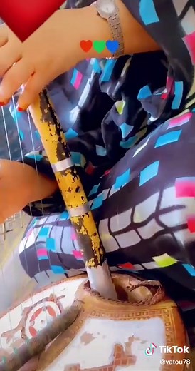 Mastering the Lute: A Close-Up of Skilled Hands