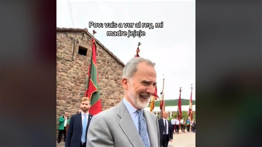 La escena insuperable de Felipe VI: le piden que firme una bandera de España y ojo a su respuesta