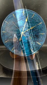 Horloge artisanale en résine velours bleu avec aiguilles dorées - Etsy France