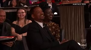 😲The slap seen ‘round the world… At the 94th Academy Awards, Chris Rock made a joke about Jada Pinkett Smith’s shaved head that didn’t go over well with Will Smith. She’s been battling with alopecia, an autoimmune disease that leads to hair loss. Later, during Will Smith’s Best Actor acceptance speech for his role in “King Richard”, he apologized and said he hopes The Academy welcomes him back. So far The Academy has only said that it “does not condone violence of any form”. 📷 A.M.P.A.S. 2022 