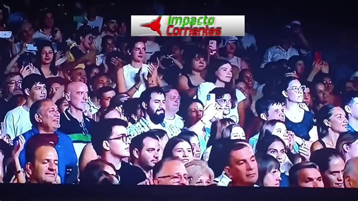 🛑Mario Bofill Honrado como Prócer del Chamamé en la Fiesta Nacional del Chamamé en Corrientes🛑 En un emotivo acto durante la Fiesta Nacional del Chamamé, celebrada en Corrientes, Mario Bofill fue nombrado como Prócer del Chamamé, en reconocimiento a su inigualable contribución a la música folclórica argentina. La ceremonia, que reunió a miles de amantes del chamamé, resaltó la importancia de Bofill en la difusión y preservación de este género musical. El evento, que tuvo lugar en el imponente 