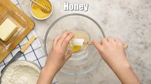 7 Minute (Prep) Artisan Crock Pot Bread