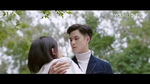 灰姑娘在大白天被外星人“绑架”，而且还把她扛在肩上！ 😲She was "kidnapped" by a handsome alien in broad daylight, and he carried her on his shoulders! 【蕨草少女的白日梦 Star-crossed Lovers】 #StarcrossedLovers #蕨草少女的白日梦 📺Watch【Star-crossed Lovers】on YouTube 👉https://bit.ly/3pNbgT1 💕Join YOUKU YouTube Membership to watch more episodes in advance 👉http://bit.ly/youkumembership 💜Shop officially licensed merch of your favorite YOUKU programs 👉https://bit.ly/KOITAKEfb #YOUKU #优酷 | 优酷Youku