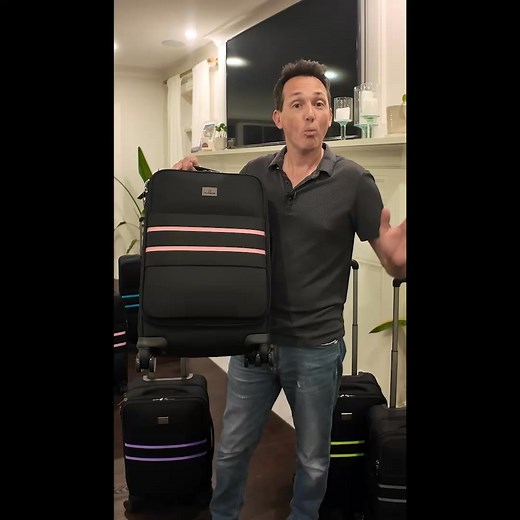 𝐓𝐢𝐫𝐞𝐝 𝐨𝐟 𝐩𝐥𝐚𝐲𝐢𝐧𝐠 𝐬𝐮𝐢𝐭𝐜𝐚𝐬𝐞 𝐓𝐞𝐭𝐫𝐢𝐬 𝐣𝐮𝐬𝐭 𝐭𝐨 𝐤𝐞𝐞𝐩 𝐲𝐨𝐮𝐫 𝐝𝐢𝐫𝐭𝐲 𝐥𝐚𝐮𝐧𝐝𝐫𝐲 𝐟𝐫𝐨𝐦 𝐜𝐨𝐧𝐭𝐚𝐦𝐢𝐧𝐚𝐭𝐢𝐧𝐠 𝐲𝐨𝐮𝐫 𝐜𝐥𝐞𝐚𝐧 𝐜𝐥𝐨𝐭𝐡𝐞𝐬? Most luggage brands make you choose: pack everything together like a chaotic mess, or stuff your dirty clothes into plastic hotel bags. 𝐅𝐥𝐢𝐩𝐒𝐢𝐝𝐞 𝐛𝐫𝐢𝐧𝐠𝐬 𝐚 𝐡𝐢𝐠𝐡-𝐞𝐧𝐝 𝐬𝐨𝐥𝐮𝐭𝐢𝐨𝐧 𝐭𝐨 𝐚 𝐫𝐞𝐚𝐥 𝐭𝐫𝐚𝐯𝐞𝐥 𝐩𝐫𝐨𝐛𝐥𝐞𝐦. ✅ 𝐌𝐨𝐯𝐚𝐛𝐥𝐞 𝐝𝐢𝐯𝐢𝐝𝐞𝐫 – Separate clean and dirty cl