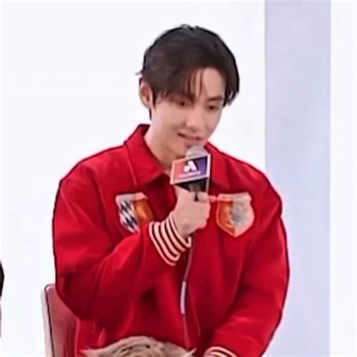 Q: Who is your Netflix profile icon? 🐻: I had my friends change to me as their Netflix profile picture which was interesting and funnyTaehyung, they ain't special i did too