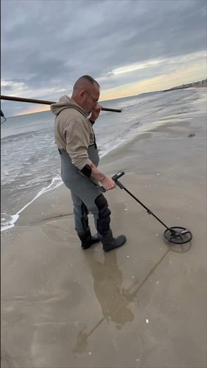 Never miss a thing again with a Beach Hunting metal detector 😍😍 #metaldetector