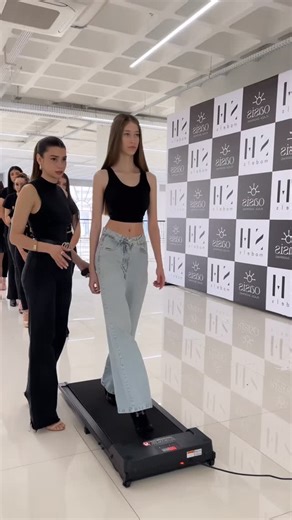 Nuestras clases de pasarela en SH Models están diseñadas para formar modelos seguras, elegantes y con dominio total del escenario. Aprende técnica, postura, proyección y estilo con instructores expertos del mundo de la moda. | Sonia & Helena Models