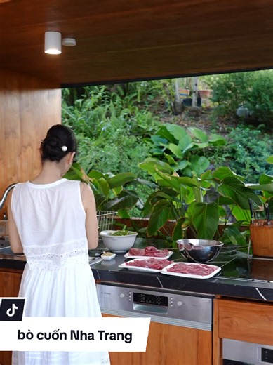 Tạm biệt làng chài, em chính thức lên bờ đổi gió và trải nghiệm cuộc sống tại căn homestay ở Nha Trang. Sáng còn theo ngư dân kéo lưới, chiều đã ung dung ngồi điều hòa làm món bò cuốn Nha Trang ngay tại bàn. Cuộc sống đúng là biết cách chiều lòng người: vừa được làm ngư dân tập sự, vừa được làm đầu bếp thật là quá đã. Các bác xem thành quả của em có ra dáng người dân bản địa chưa nhé. Nếu đạt yêu cầu, em xin ở lại thêm vài hôm. Còn nếu chưa đạt... chắc phải tiếp tục nghiên cứu ẩm thực Nha Trang