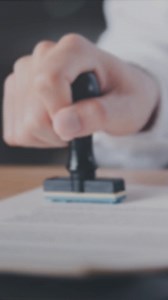 Acrobatの #スタンプ機能 の追加方法 ￣￣￣￣￣￣￣￣￣￣￣￣￣￣￣￣￣ Adobe Acrobatには、ビジネスシーンで使えるさまざまなスタンプがあります。 スタンプ機能を活用することで、書類のステータスが一目瞭然となり、仕事を素早く、正確に遂行するのに役立ちます。 動画ではあらかじめ用意された「承認済」「却下」などの「標準」スタンプを追加する方法や押印者やユーザー名などを自動で挿入する「ダイナミック」スタンプの追加方法をご紹介！ ぜひチェックしてみてください！ #Acrobat ▼Adobe Acrobatについて▼ https://adobe.ly/3NEQwZ7 | Adobe Document Cloud Japan