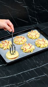 132K views · 798 reactions | Kimse nasıl pişirdiğini tahmin edemeyecek! Kıymalı hızlı meze Malzemeler: milföy: 700 g un: 10 g kıyma: 500 g soğan: 1 adet su: 20 ml karabiber: 4 g tuz: 4 g mozzarella: 100 g yumurta: 1 adet tatlı pul biber : 3 g Sos: mayonez: 120 g hardal: 60 g kornişon : 3 adet sirke: 5 ml toz sarımsak: 3 g tuz: 2 g karabiber: 2 g | Lezzetli.TV | Facebook