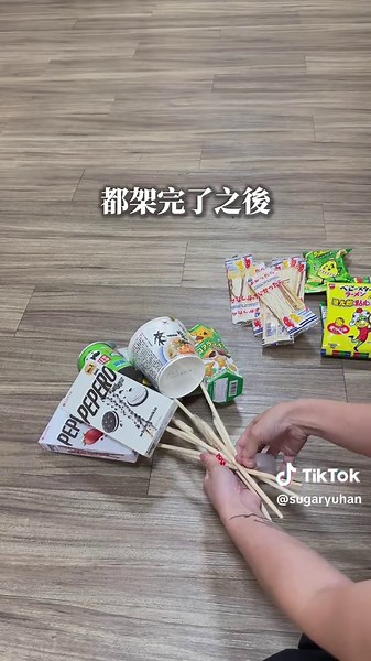 🎓小孩收到會愛死的畢業花束 快DIY學起來，收到有面子、有氣派、有特色、又可以客製化專屬你家小孩愛吃的零食，心意也重要～ 不要說小孩⋯如果是我可以收到滿滿一束都是自己愛吃吃的零食也很開心耶～ 都是隨手可得的材料，包裝紙可以花店零售購買單張～ 💐快來跟我分享你們的成品 #畢業季 #花束 #零食花束 #全聯 #國小畢業 #親子 #畢業 #DIY花束 #筱涵老師 #零食 #品客 #來一客