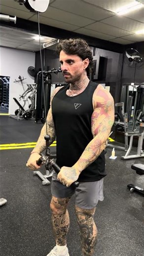 Tríceps Pulley com Barra