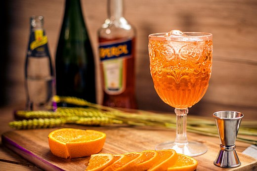 Cómo hacer un auténtico Aperol spritz: receta del cóctel más refrescante