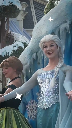 Anna & Elsa all smiles on a Disney parade.#shorts#frozen#anna#elsa#princess