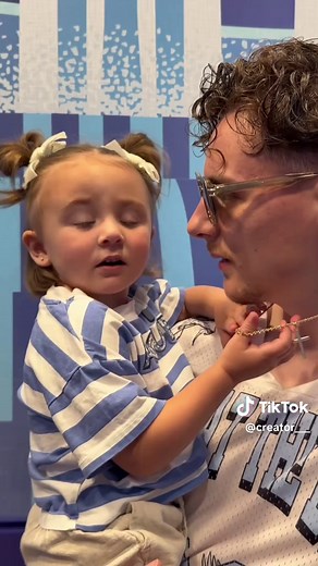 First Time Dad's Toddler Meets Mickey & Minnie at Disney World