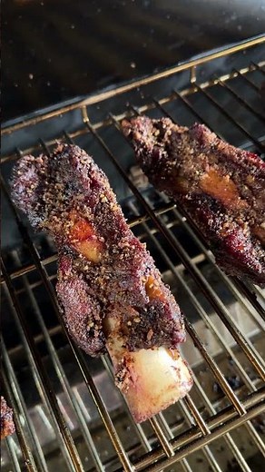 Smoked Beef Back Ribs 🪵💨 No wrap, just clean smoke. Are you Team No-Sauce or dunking it? 👇