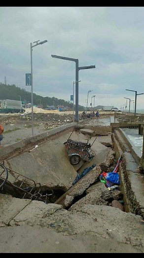 When I woke up after surviving a storm overnight, the destruction of the wharf at Pier Uno had gone viral na, on social media. Vloggers had oggled it and let the public see, another waray kwenta nga project, exposed by a natural calamity. Kahuwaso. Hahaha. To think nga millions an budget hini nga project. Ansya ini an gingamit han city nga rason para diri mag issue hin TRO an court. Pursuing daw a government project hira. Nakagdemolition hira mayor kay rehabilitation of wharf something man daw. 