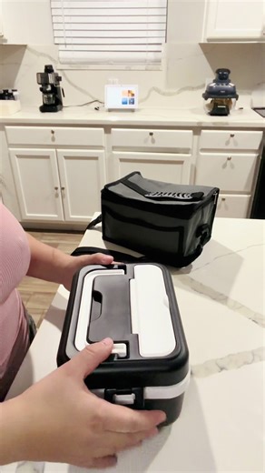 Esta lonchera recargable es un antes y un después para llevar comida al trabajo. Tiene botón de heat para calentar, timer para programar, control de temperatura y warm para mantenerla caliente. Tú solo comes, ella hace el trabajo.”#LoncheraRecargable #ComidaCaliente #LunchParaElTrabajo #SinMicroondas #VidaDeMamá