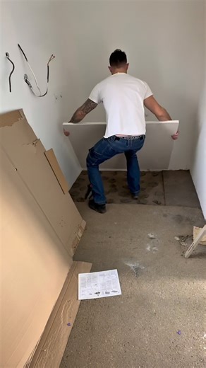 Partir de zéro et faire une salle de bain avec douche à l’italienne - Faire le trou pour passer le tube d’évacuation en PVC - Raccorder le siphon - Faire une chape en ciment en laissant une réserve pour le receveur carrelage pour arrivée au niveau zéro - Coller le receveur à la colle à carrelage - Appliquer un silicone en périphérie du receveur pour l’étanchéité - Calepinage au sol double encollage carellage - Coulage des joints de sol - Protection des sols - Application d’un produit d’imperméab