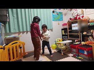 ストレッチマンゴールドのストレッチ体操をキレキレな動作で真似るお姉ちゃんと横で少しかまって欲しそうに遊び4歳児男の子（発達障がい（知的障害）-自閉性スペクトラム症）