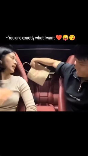 Mind Says on Instagram: "日本利用压电瓷砖将脚步转化为电能。这些瓷砖捕捉来自你脚步的动能。当你行走时，你的重量和动作会对瓷砖产生压力。瓷砖会轻微弯曲，从而产生机械应力。瓷砖内部的压电材料将这种应力转化为电能。每一步都会产生少量电荷，而数百万步结合在一起就能产生足够的电力来驱动 LED 灯、数字显示屏和传感器。在像涩谷车站这样繁忙的地方，每天大约有 240 万个脚步为这一系统作出贡献。这些电能可以被储存或立即使用，从而减少对传统电力来源的依赖，并支持可持续的城市基础设施。这种方法将日常运动转化为实用的可再生能源 #日本 #知识 #事实 #你知道吗 #推荐 #科技 #创新 #历史 #技术 #实验 #热门 日本利用压电瓷砖将脚步转化为电能。这些瓷砖捕捉来自你脚步的动能。当你行走时，你的重量和动作会对瓷砖产生压力。瓷砖会轻微弯曲，从而产生机械应力。瓷砖内部的压电材料将这种应力转化为电能。每一步都会产生少量电荷，而数百万步结合在一起就能产生足够的电力来驱动 LED 灯、数字显示屏和传感器。在像涩谷车站这样繁忙的地方，每天大约有 240 万个脚步为这一系统作出贡献。这些电能