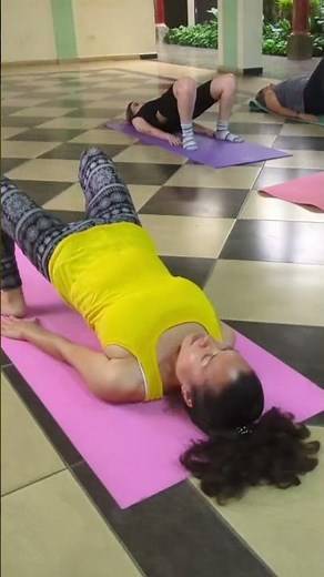 🧘‍♀️ Postura del Puente (Setu Bandhasana) en mi clase de Yoga: fortalece y tonifica.