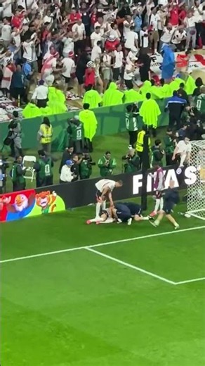 Henderson se lesiona en la celebración del triunfo de Inglaterra...¡y lo retiran en camilla!
