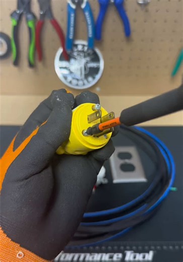 Cómo conectar una clavija con cable uso rudo