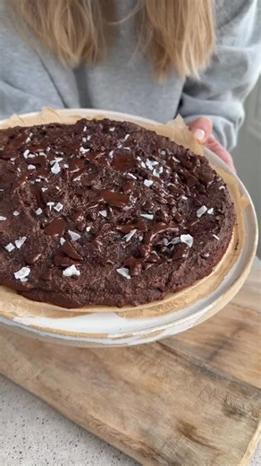 👋🏼GLUTENFRI KLADDKAKA - naturligt sötad utan mejerier. Här kommer recept: INGREDIENSER: • 2 dl mandelmjöl • 1 dl kokosflingor • 5 msk kakao • 10 färska dadlar • 3 ägg • 0,5 dl smält kokosolja • 1,5 tsk bakpulver • 0,5 tsk salt TOPPING: • Hackad mörk choklad & flingsalt GÖR SÅ HÄR: - Sätt ugnen på 175 grader. - Kläm fast bakplåtspapper i botten av en springform. - Kärna ur dadlarna och mixa alla ingredienser till en jämn smet. - Häll smeten i formen (ha på topping om du vill) och grädda mitt i 