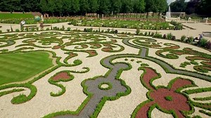 PALEIS HET LOO is a 300-year-old palace in Apeldoorn, The Netherlands. The palace was a residence of the House of Orange-Nassau from the 17th century until the death of Queen Wilhelmina in 1962. Since 1984, the palace is a state museum open for the general public, showing interiors with original furniture, objects and paintings of the House of Orange-Nassau. 🕌🕌 🎥 : Stuff Dutch People Like 📍 Apeldoorn, Netherlands #lovethenetherlands #1sttheworld | Love The Netherlands