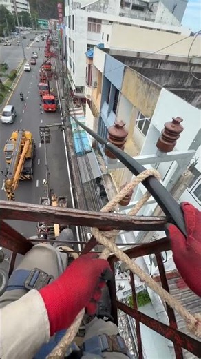 😱 The Moment a High-Voltage Cable Meets the Insulator! ⚡
