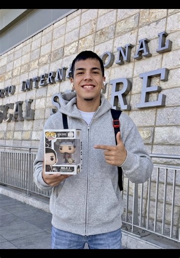 Lo logramos genteee, logramos entregarle su funko personalizado a @milo.j y a parte de su equipo, gracia por su ayuda #miloj #funkopop #milojecuador #milojquito