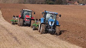 Video: Massey Ferguson 6616 tractor v New Holland T7 - Farmers Weekly