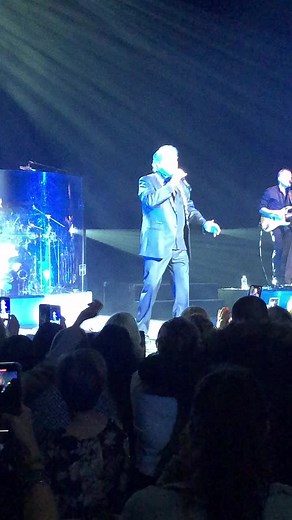 Live Concert Performance in Paris with Male Singer