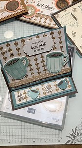 How fun is this coffee-themed easel card?? You can find a video tutorial and the measurements for this card on my Facebook page if you want to make this project 😃. Follow my page if live tutorials and creative inspiration is your thing!! #funfold #easelcard #videotutorial #cards #papercraft #cardmaking | The West Coast Papercrafter