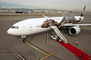 The Hobbit’s Villainous Dragon Smaug Unveiled on an Air New Zealand Boeing Airplane