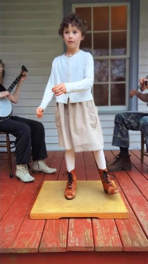 Hello Curly - Flatfooting girl