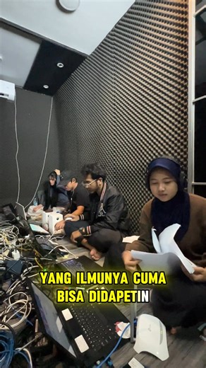 Live streaming error pas acara mulai? Semua orang langsung nyalahin kamu? 😅 Padahal masalahnya bukan di alatnya. Sering kali live berantakan karena cuma 1–2 orang yang ngerti sistem, sisanya cuma ikut alur. Begitu ada delay, suara hilang, atau kamera freeze—langsung panik. Makanya gue rangkum semua alur, setup, dan troubleshooting dalam eBook “Ngulik Streaming” biar siapa pun di kru bisa paham sistemnya tanpa harus jago duluan. Ini manfaat ebook “Ngulik Streaming”: ✨ Paham struktur sistem strea